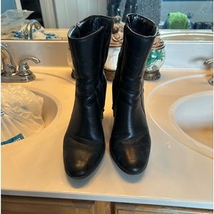 Women’s black leather boots size 8 1/2 great shape only wore a few times